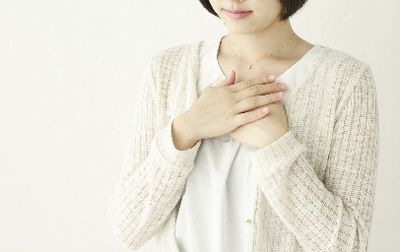 ほっと胸をなでおろす妊婦さん