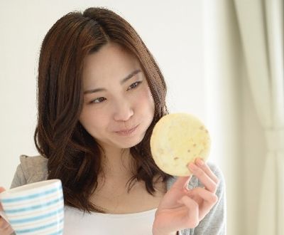 おやつを食べる妊婦さん