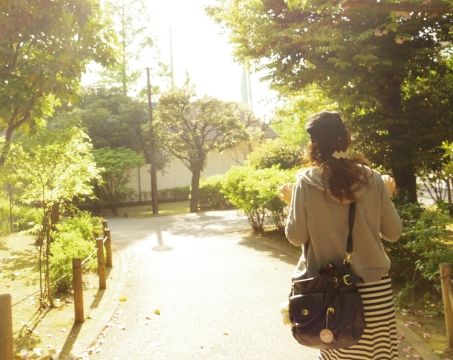 ウォーキングをする妊婦さん ウォーキングをする妊婦さん