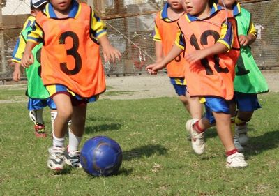 サッカーをする小学生たち