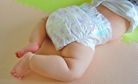 オムツ姿の赤ちゃん オムツ姿の赤ちゃん