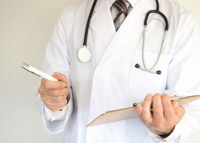 妊娠中の体重管理にアドバイスを出す産婦人科医