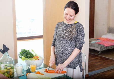 妊娠中のママが自分で食事を作る