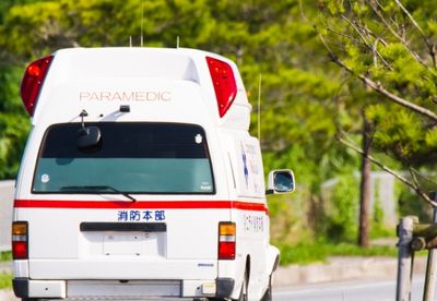 緊急搬送する救急車 緊急搬送する救急車