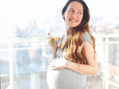 お茶を飲む妊婦さん