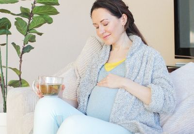 部屋でリラックスする妊婦さん