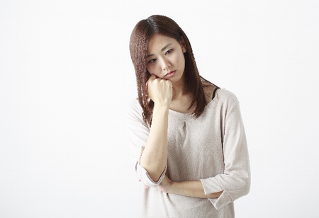 疑問に思う女性