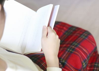 f:id:nextzone:20170429071546j:plain 読書中の産後ママ