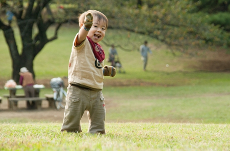 外で運動する子供