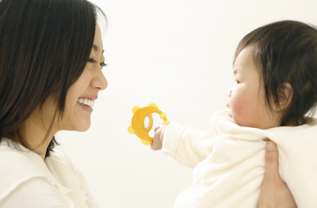 首が座り始めた赤ちゃんとママ