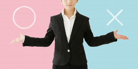 判断に迷う女性 判断に迷う女性