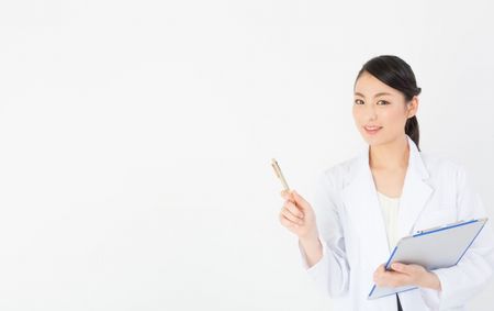 薬の説明をする女医さん