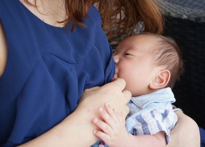 母乳育児中のママと赤ちゃん