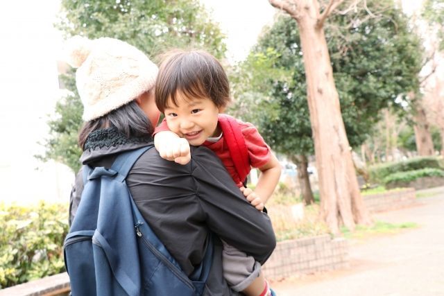 子どもを抱っこするママ