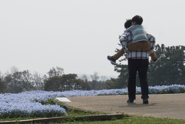 子どもをおんぶして育児に参加するパパ