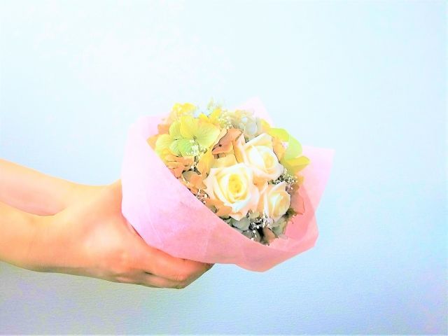 誰かに花束をプレゼントする