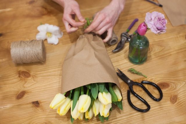 プレゼント用の花束を用意する