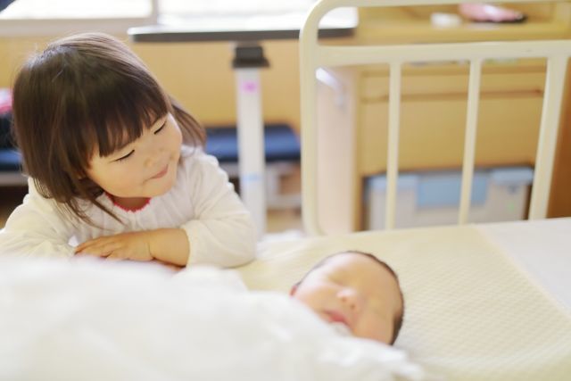 赤ちゃんが生まれて喜ぶママとお姉ちゃん