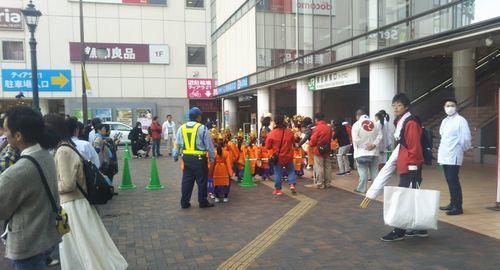 子供たちが踊りの前に並んでいるところ