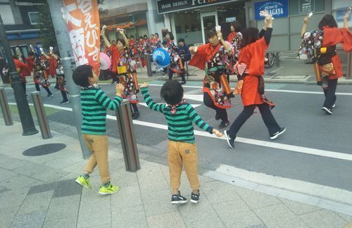 兄弟の踊りを見ながら踊っているイベントの方々