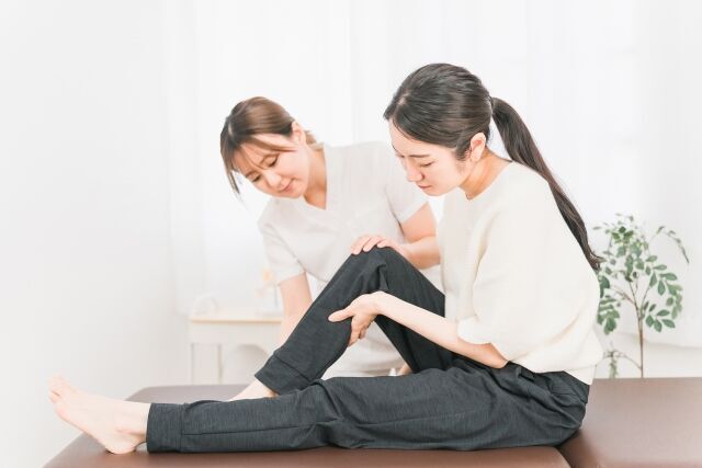 むくみに悩む女性と検査する看護師さん