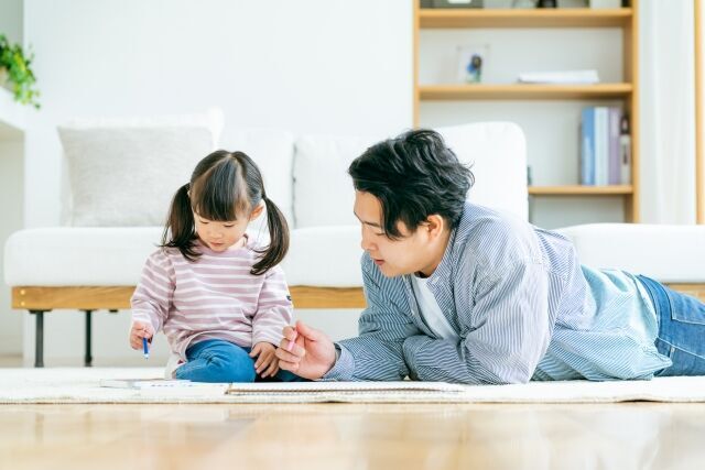 子供と接するパパ