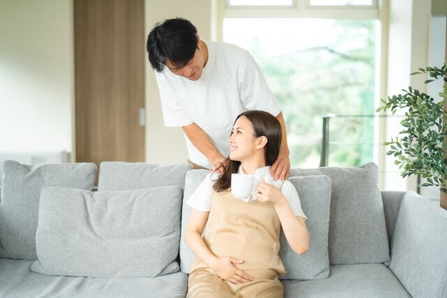 育児につかれたママを慰労するパパ