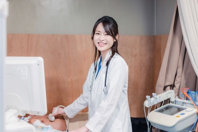 お医者さんが入院中の妊婦さんに寄り添う