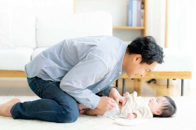 パパが赤ちゃんのおむつを交換してあげる