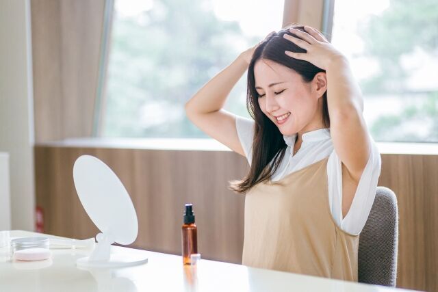 頭皮を入念にマッサージする女性