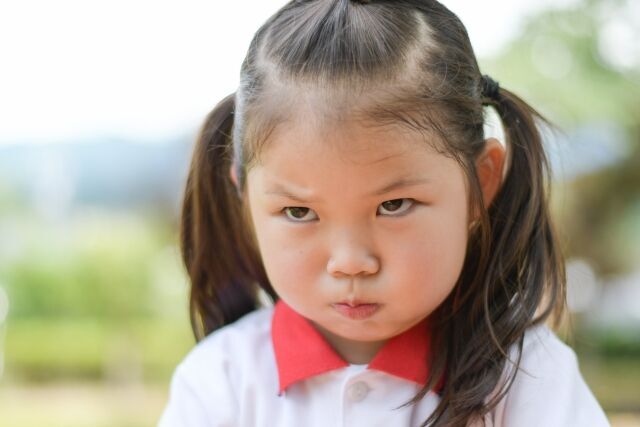 拗ねてかんしゃくを起こす子供