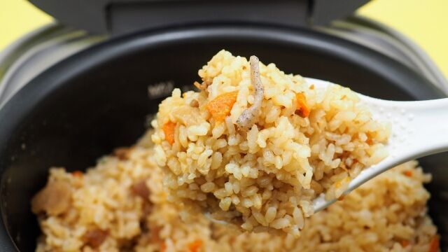 おいしそうな炊き込みご飯をしゃもじですくう