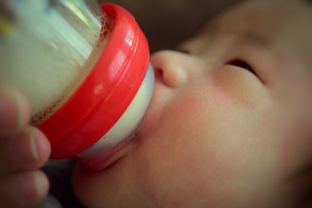 哺乳瓶からミルクを飲む赤ちゃん