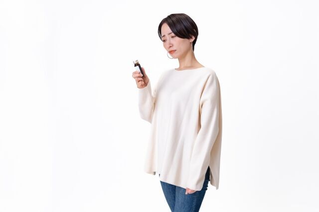 栄養ドリンクを手に持つ女性