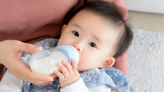 赤ちゃんがミルクで水分補給しているところ