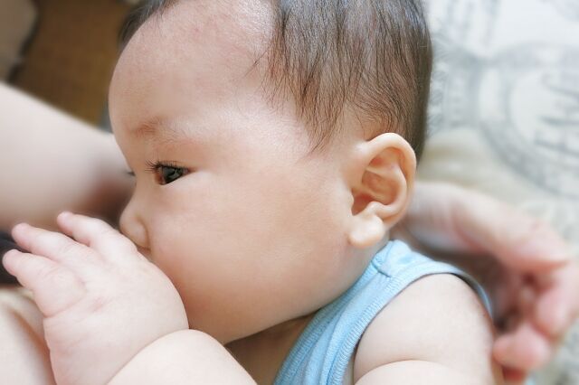 授乳中の赤ちゃん