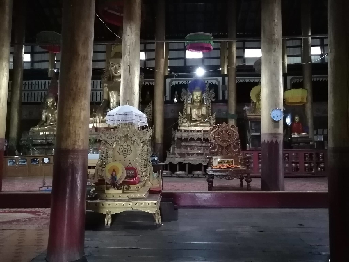 僧院の中の仏像の写真