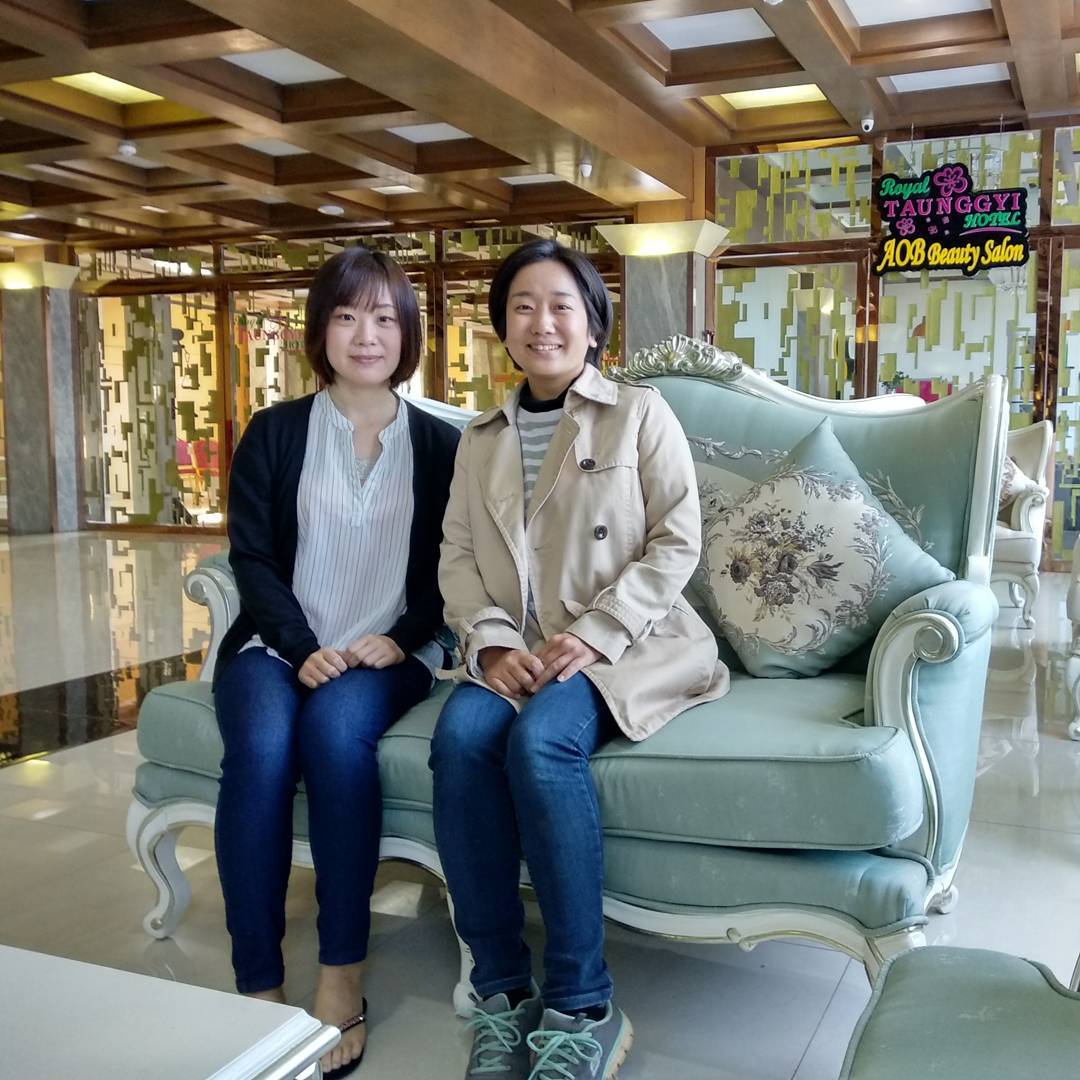 ソファーに座る女性2人