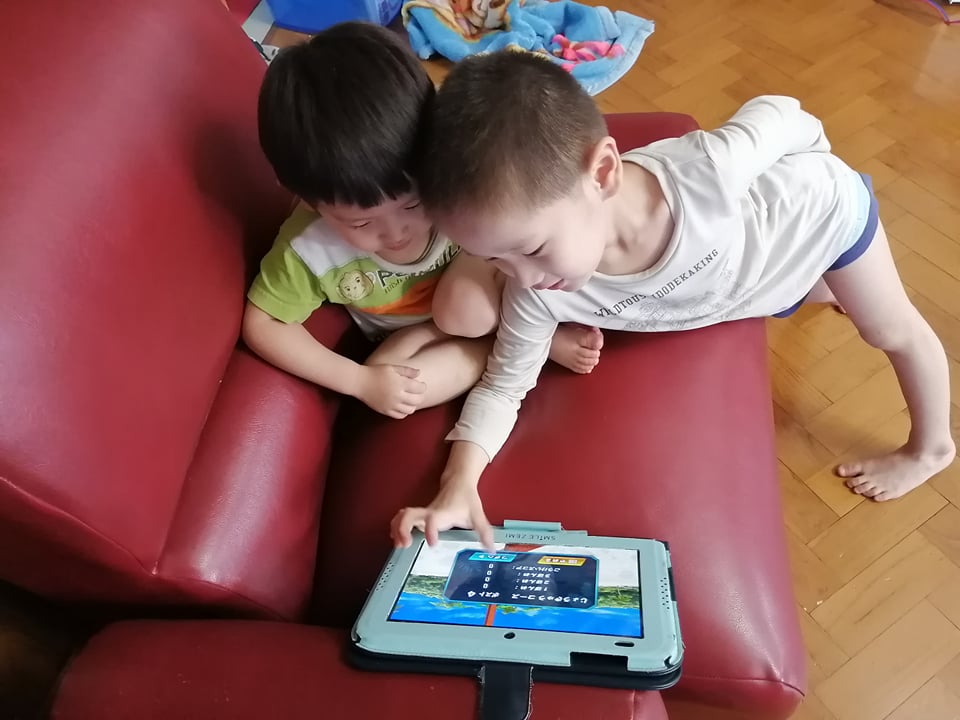 タブレットを熱心に見る二人の幼児