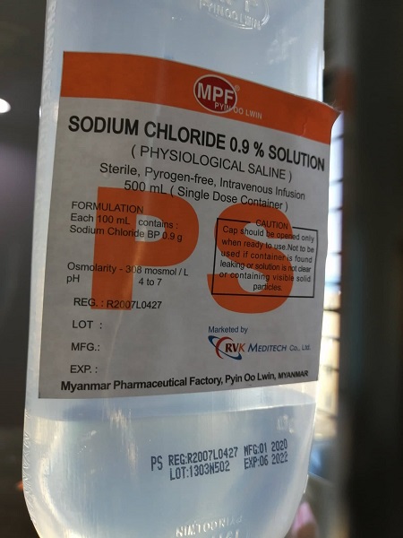 生理食塩水の点滴の画像