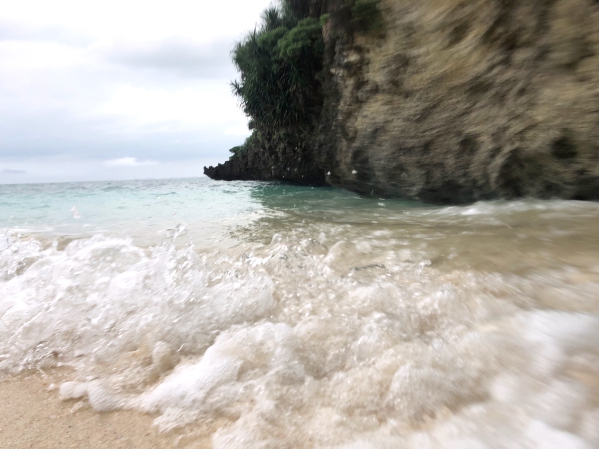 海賊船の出てくる海のイメージ