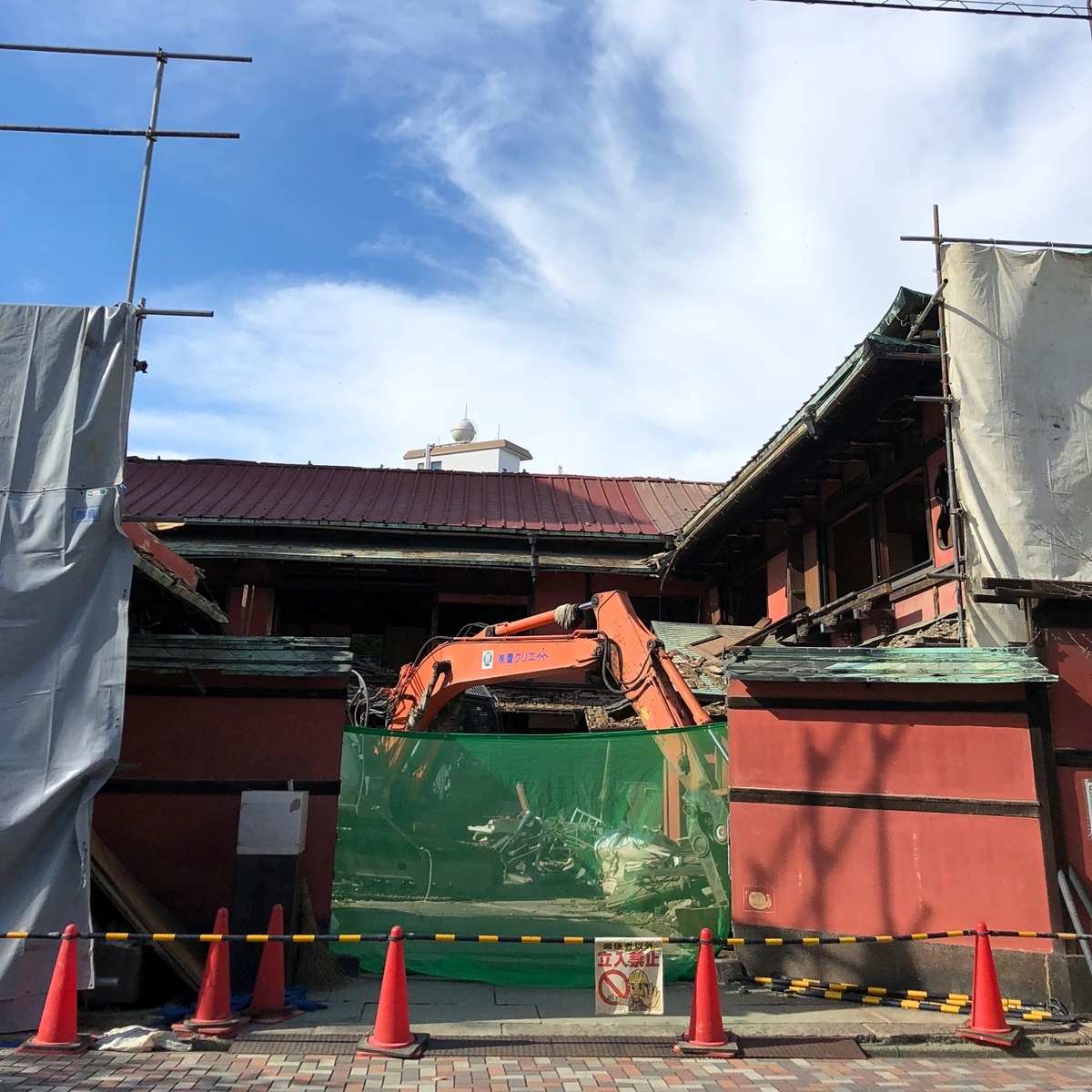 解体中の遊郭建築image