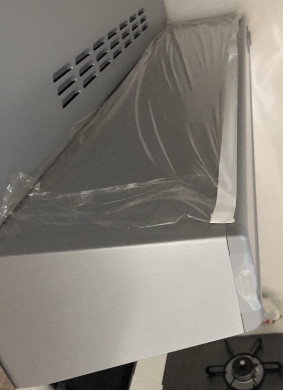 レンジフード上にラップでホコリ防止