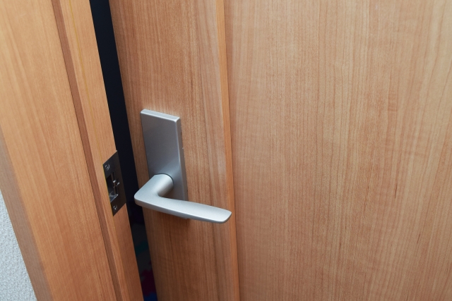 ドアが勝手に閉まる原因と簡単にできる対策方法 - 防音DIY