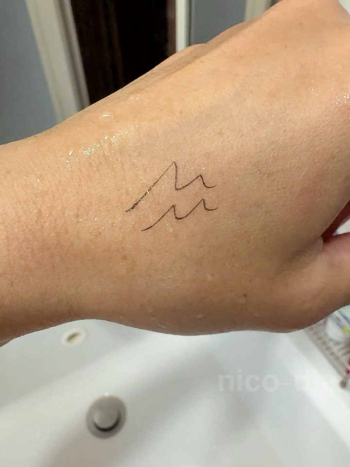 手の甲に描いたアイライナーお湯にさらしても滲んでなかった写真