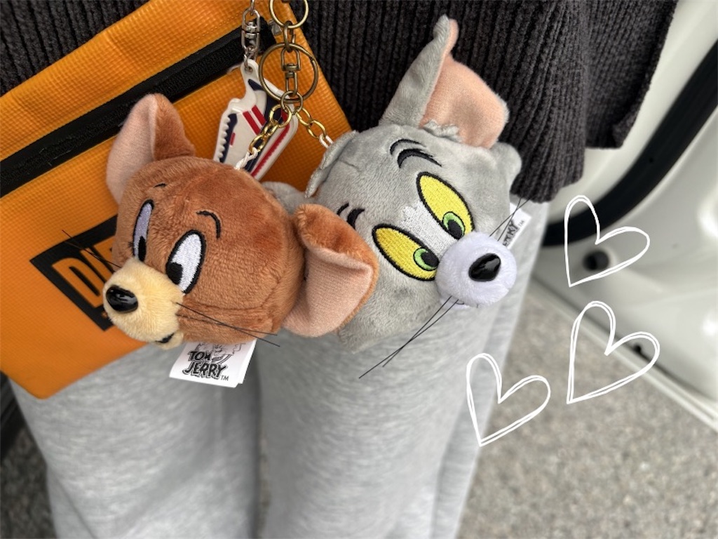 財布にぬいぐるみキーホルダーついてる写真