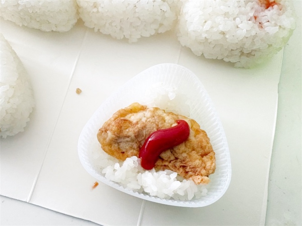 おにぎりの具材にケチャップ乗せた写真