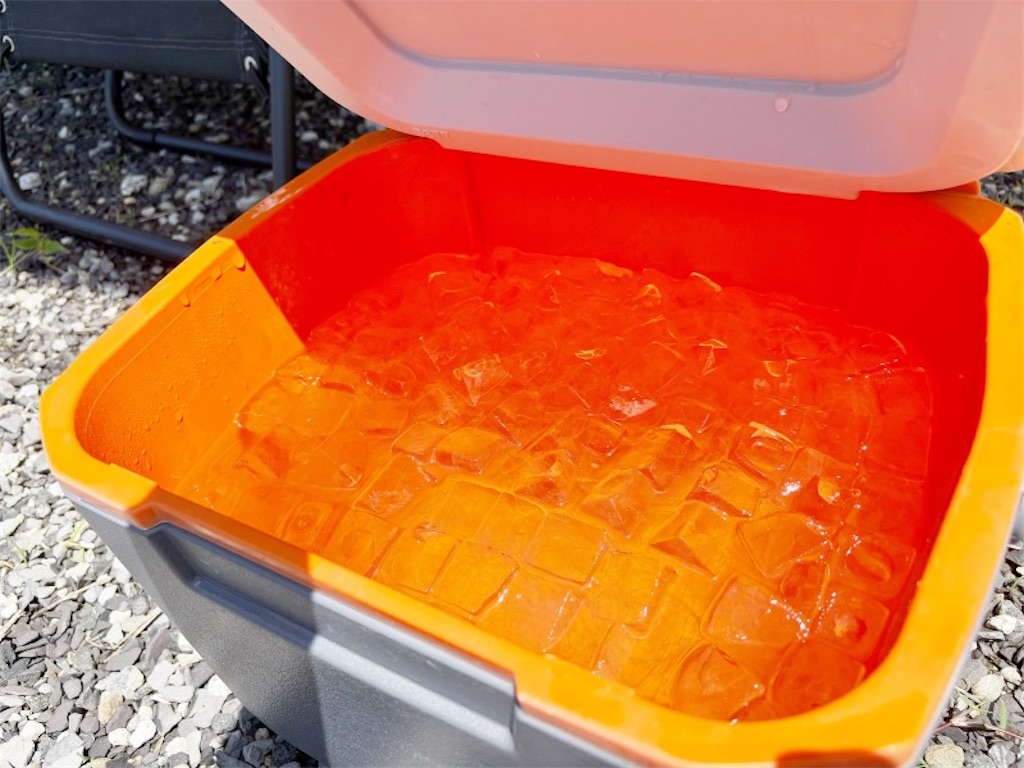 クーラーボックスに氷が入ってる写真