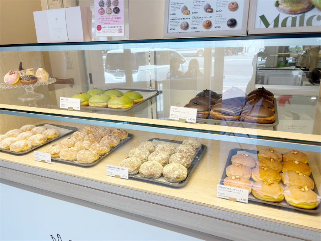 ショーケースに並ぶいろんな種類のドーナツ