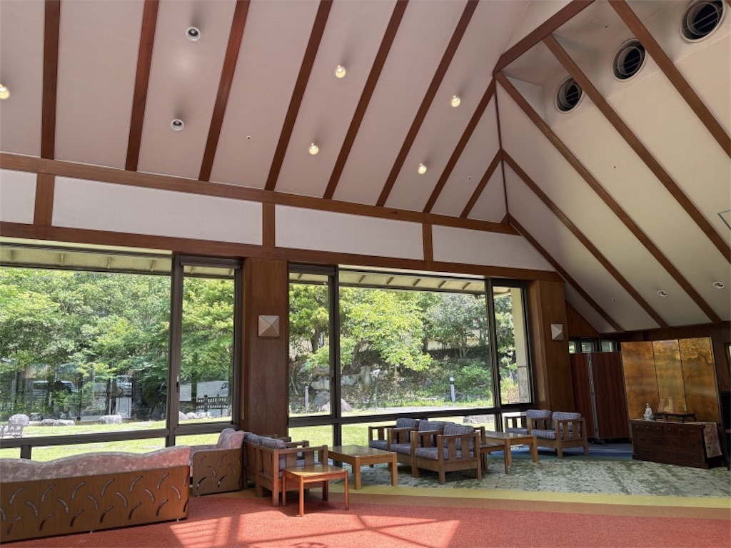 中庭の見える館内の写真